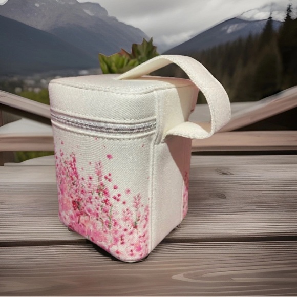 Christian Dior Beauty NIB White Vanity 2021 Limited Edition pink Floral Bag - Picture 6 of 10